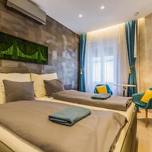 Chain Bridge Apartment